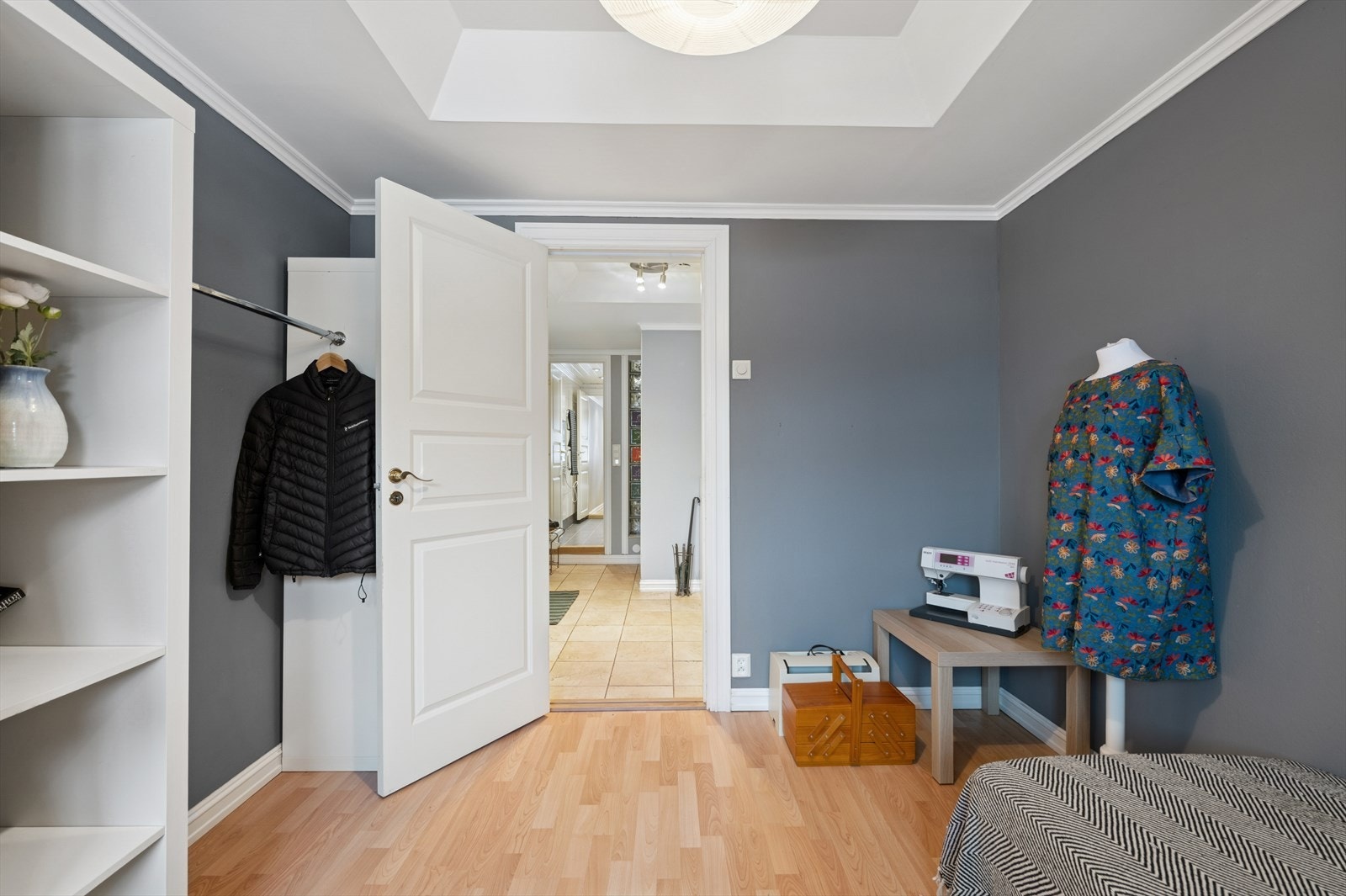 Soverom 2 - garderobeløsningen medfølger salget Galleribilde