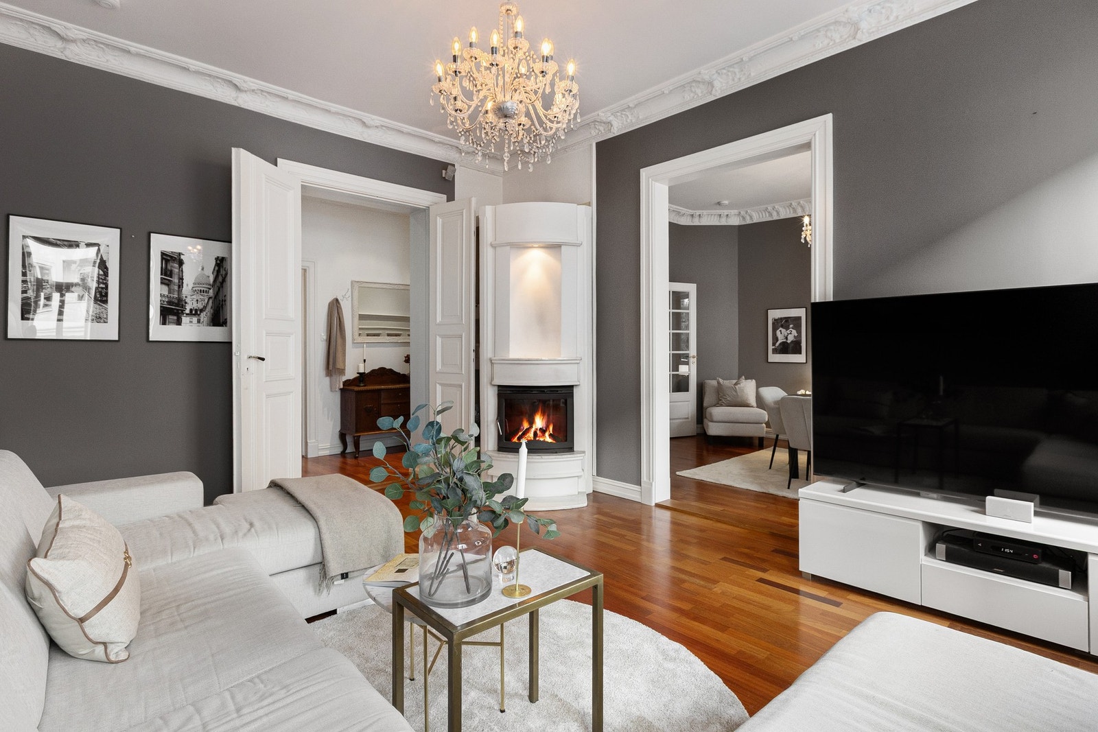 Et fantastisk rom med generøs takhøyde på ca. 3 meter. Galleribilde