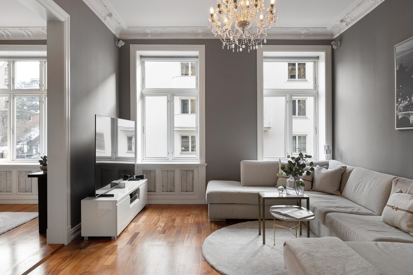 Leiligheten en lys og luftig stue med store vindusflater som slipper inn rikelig med dagslys. Rommet har en god planløsning som gjør det enkelt å møblere. Galleribilde