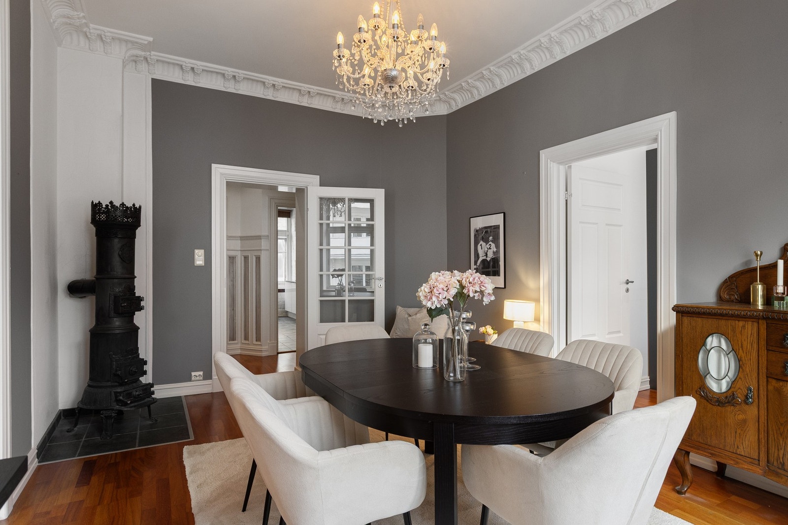 Her har du plass til en stor spisestue - perfekt for alt fra hverdagskos til sosiale lag. Galleribilde