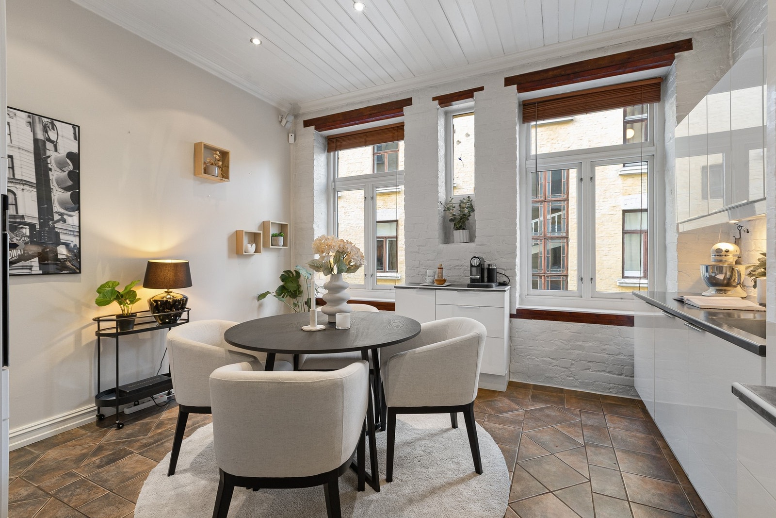 Kjøkkenet ligger adskilt fra stuen og har rikelig med både skap- og benkeplass. Galleribilde