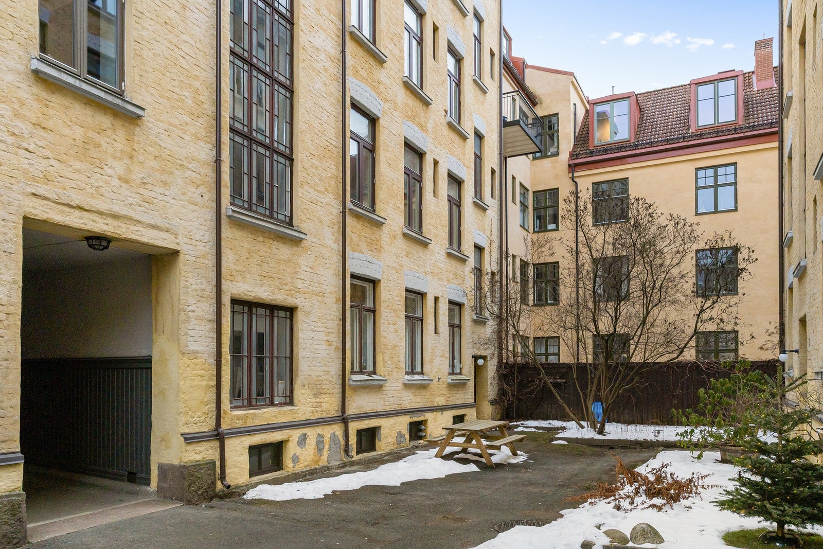 Sameiet har en felles bakgård med sittegrupper på sommerhalvåret og beplantning. Galleribilde