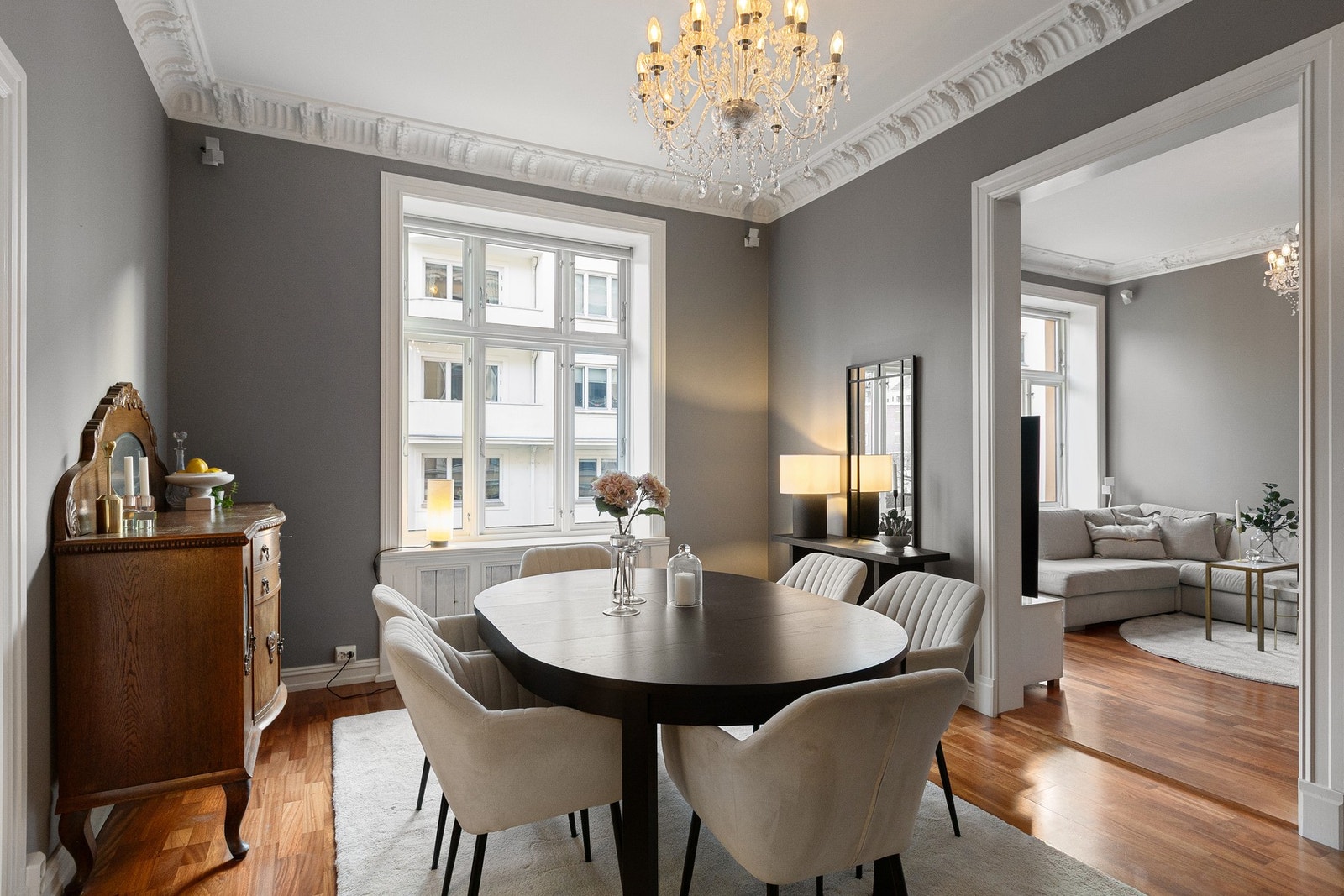 Leiligheten er gjennomgående og fremstår som lys og svært innbydende. En imponerende vindusrekke gir rikelig med naturlig lys gjennom hele dagen og bidrar til en særegen og luftig atmosfære. Galleribilde