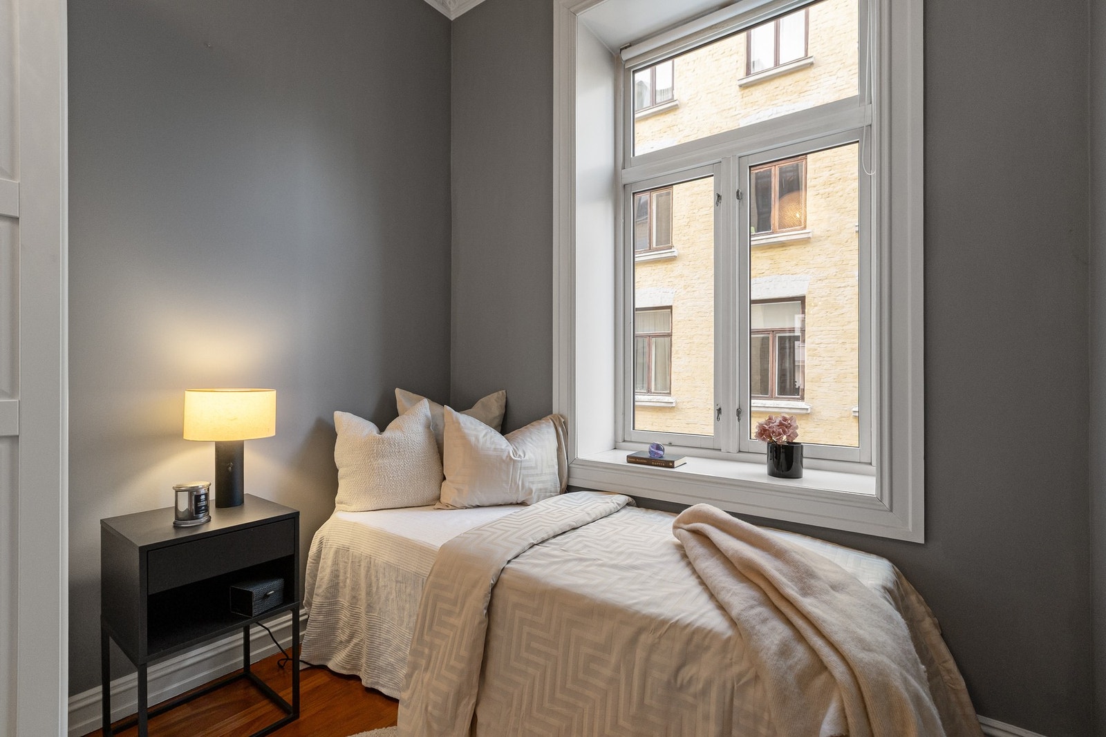 Soverom ll vender mot rolig bakgård. Galleribilde