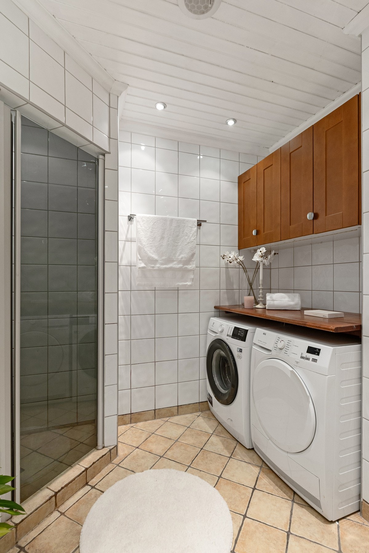 Det er opplegg for vaskemaskin og tørketrommel på badet. Galleribilde