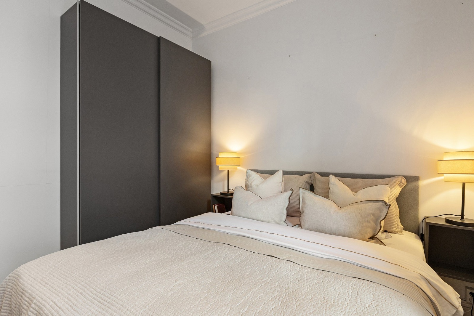 Hovedsoverommet fremstår som lyst og delikat, med plass til dobbeltseng og tilhørende møbler. Det medfølger en romslig garderobeløsning. Galleribilde