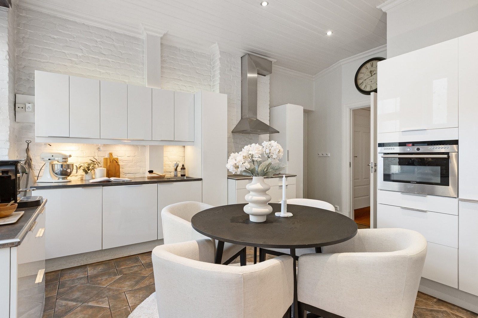 Det er plass til en liten spisegruppe på kjøkkenet. Galleribilde