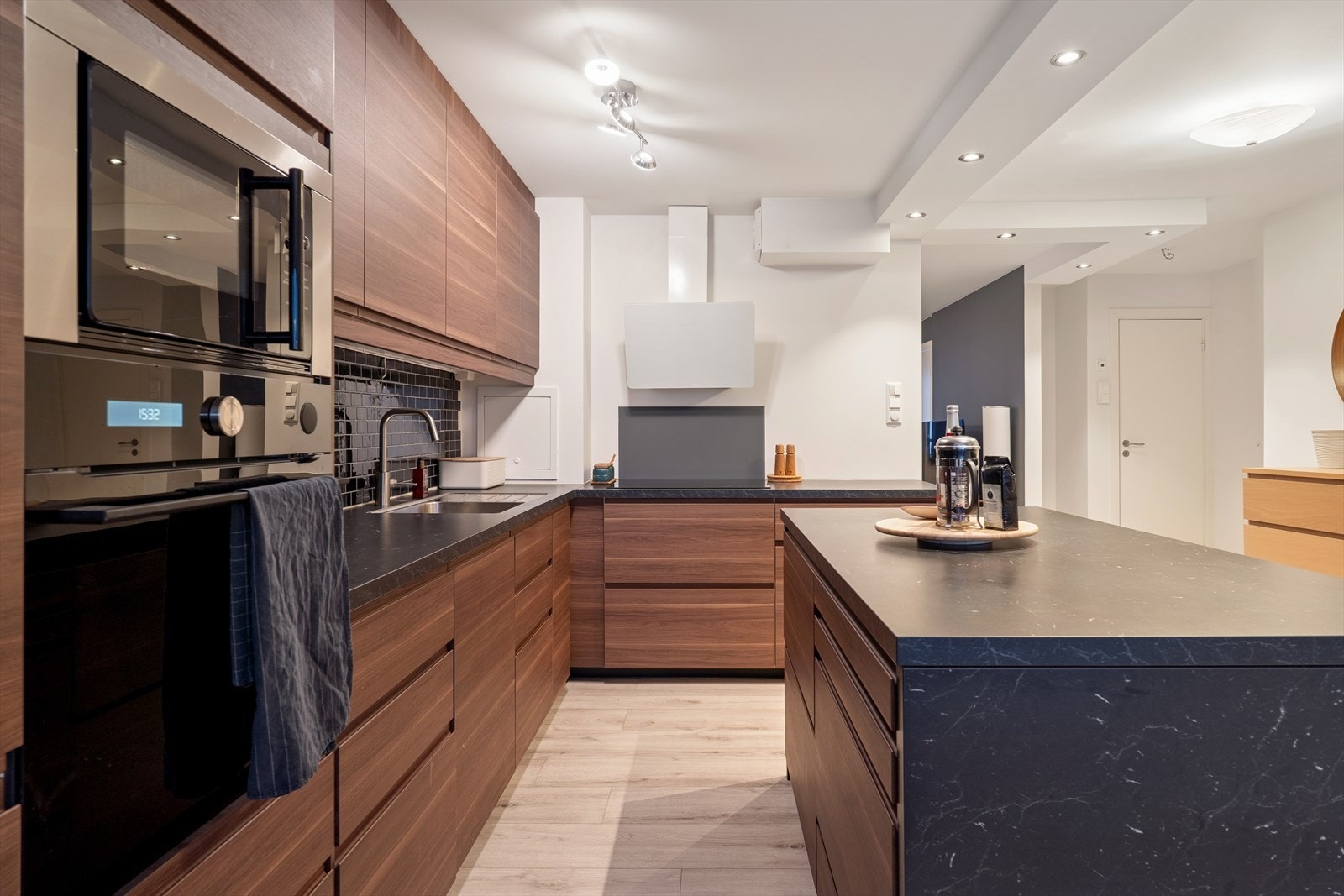 Integrerte hvitevarer som stekeovn, platetopp, oppvaskmaskin, micro og kjøl/frys. Galleribilde