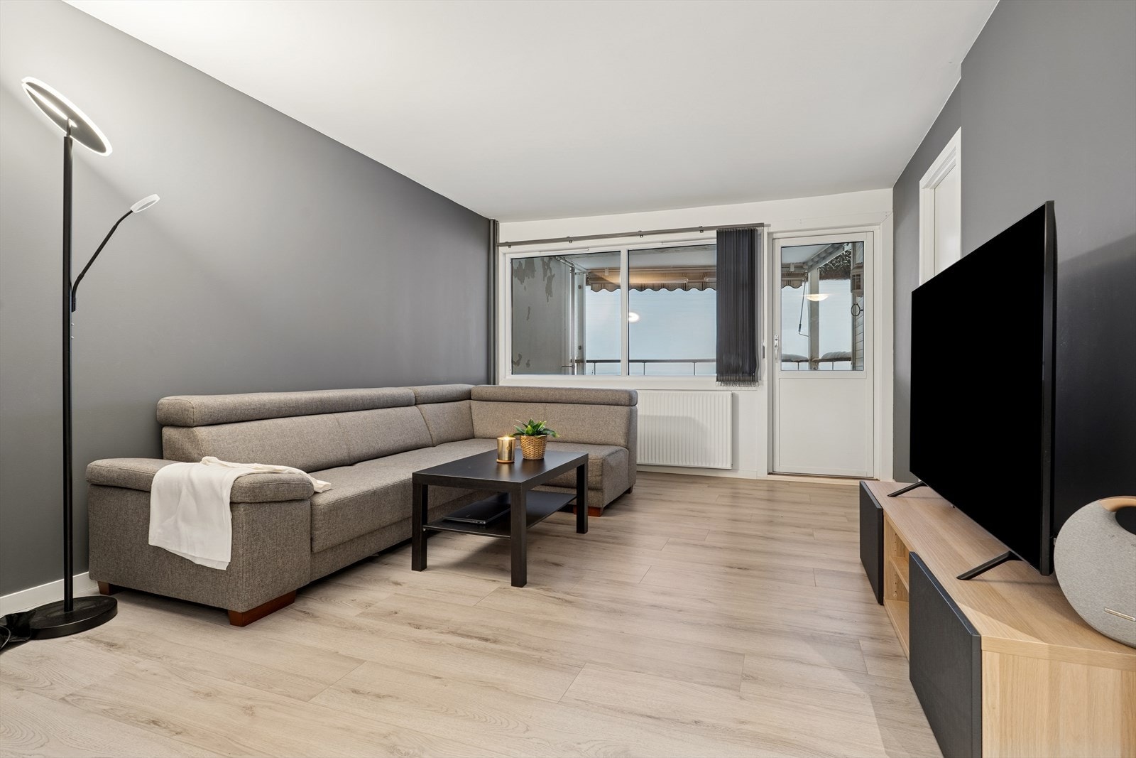 Vi beveger oss videre inn i en lys og koselig stue. Galleribilde