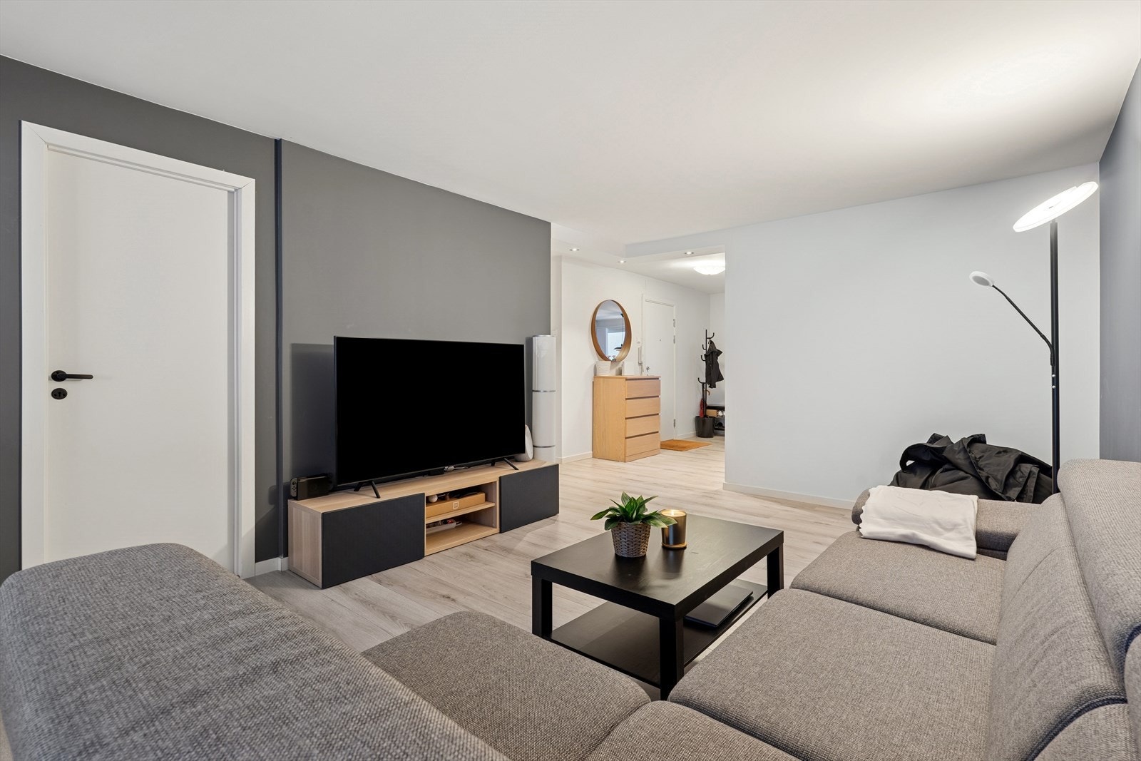 Sofakroken finner fort sin naturlige plass i rommet og tv-en kan med fordel plasseres mot/på vegg. Galleribilde