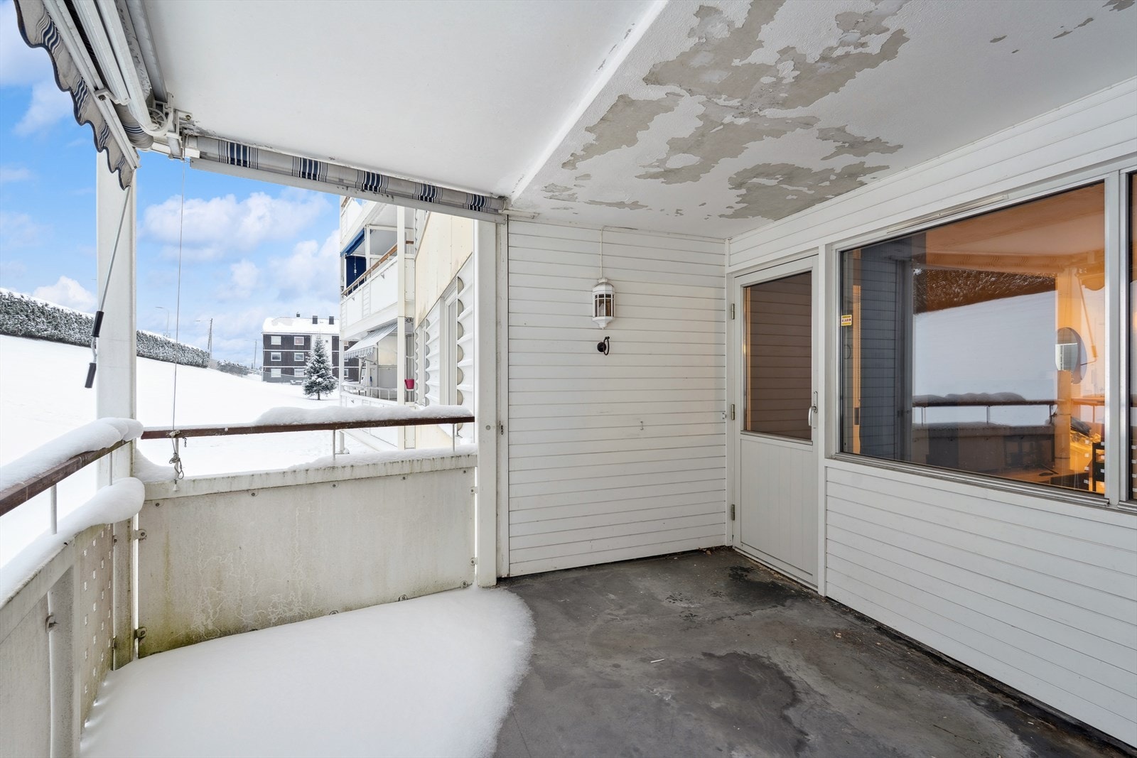 Fra stuen er det videre utgang til en flott overbygget balkong. Galleribilde