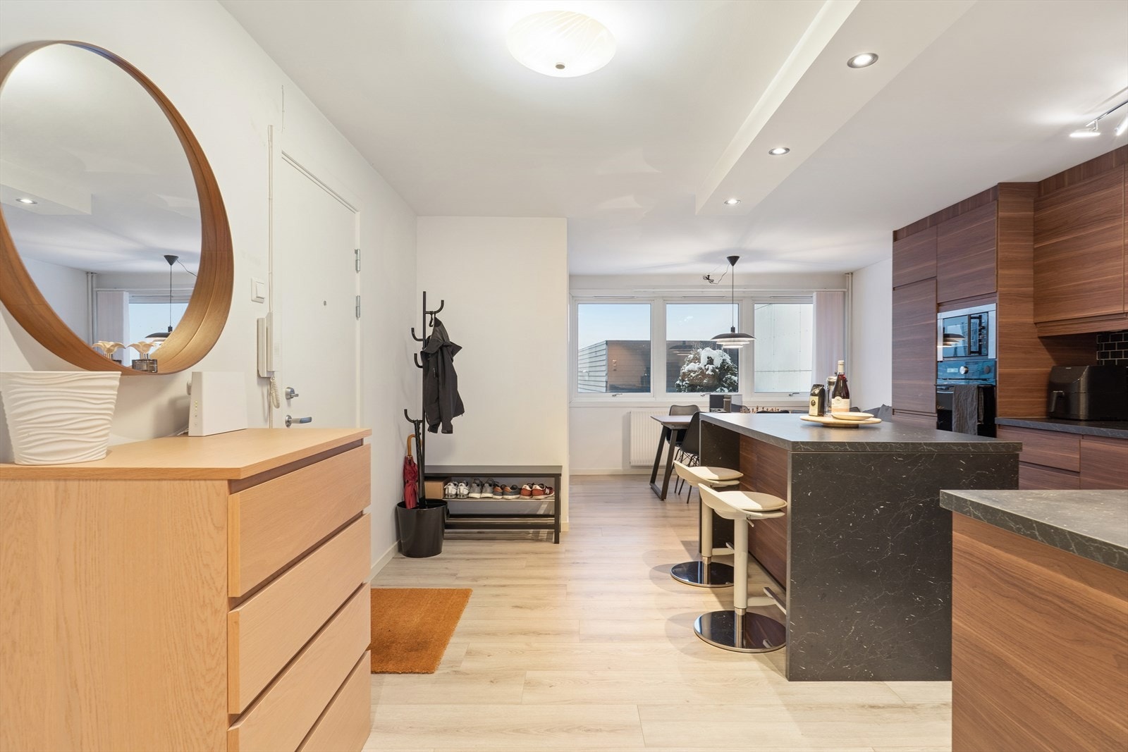 Velkommen inn! Lys og åpen entré med plass for garderobe- og opphengsløsninger. Galleribilde