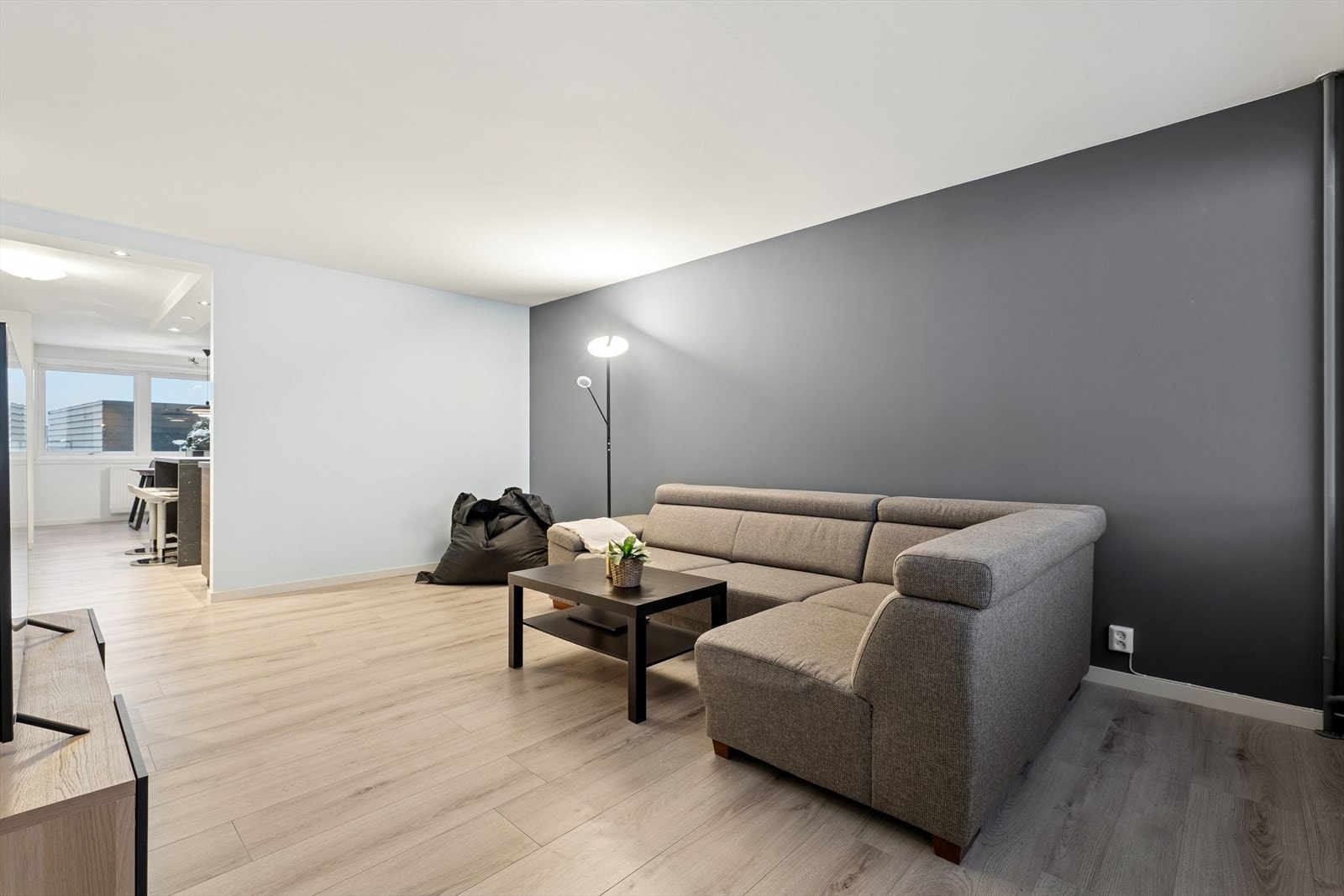 Stuen byr også på plass for øvrig møblement, som f.eks sjenk, kommode, vitrineskap eller lignende. Galleribilde