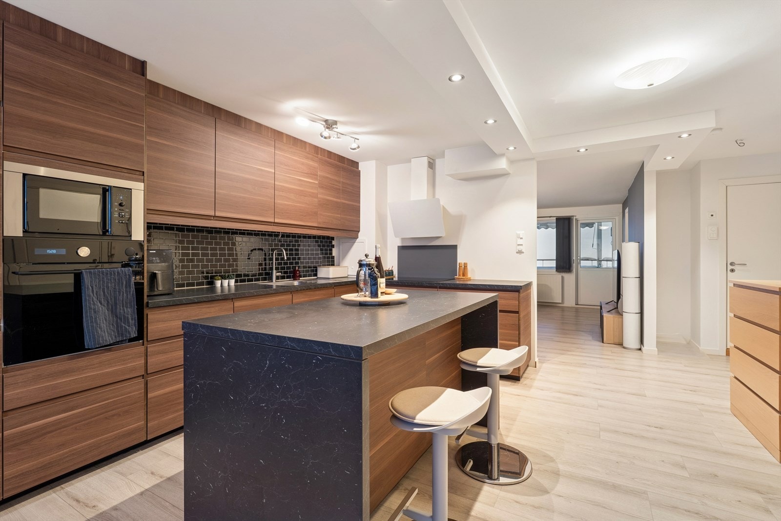 Her har en alt en måtte trenge av både skap-, skuff- og benkeplass. Galleribilde