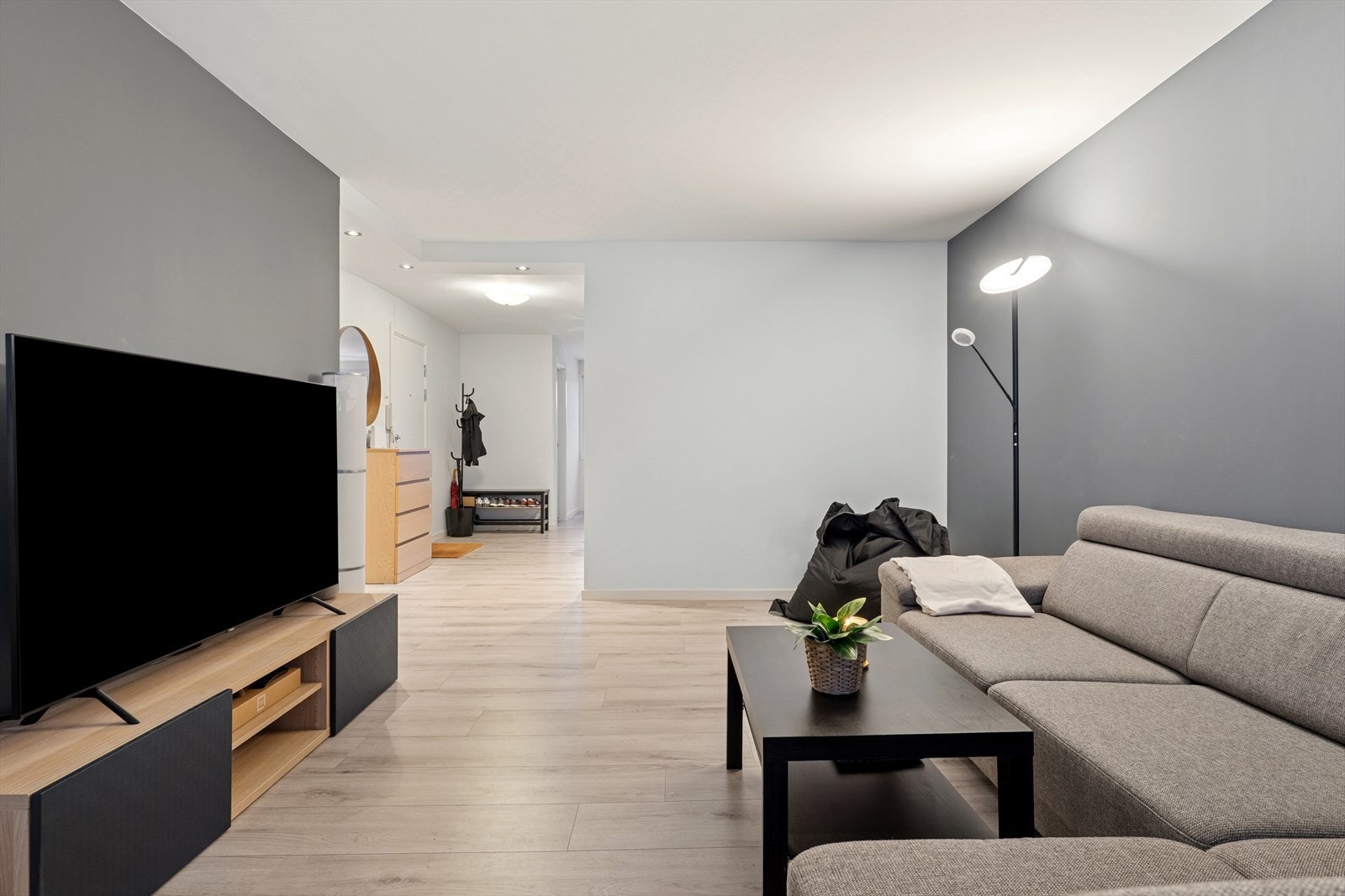 Leiligheten varmes opp med vannbåren varme via radiatorer. Galleribilde