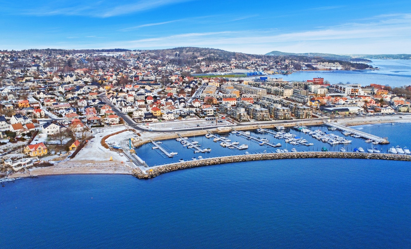 Området oppleves med åpne grøntarealer, kort vei til sjøen og gode omgivelser for både turer og fritid. Galleribilde