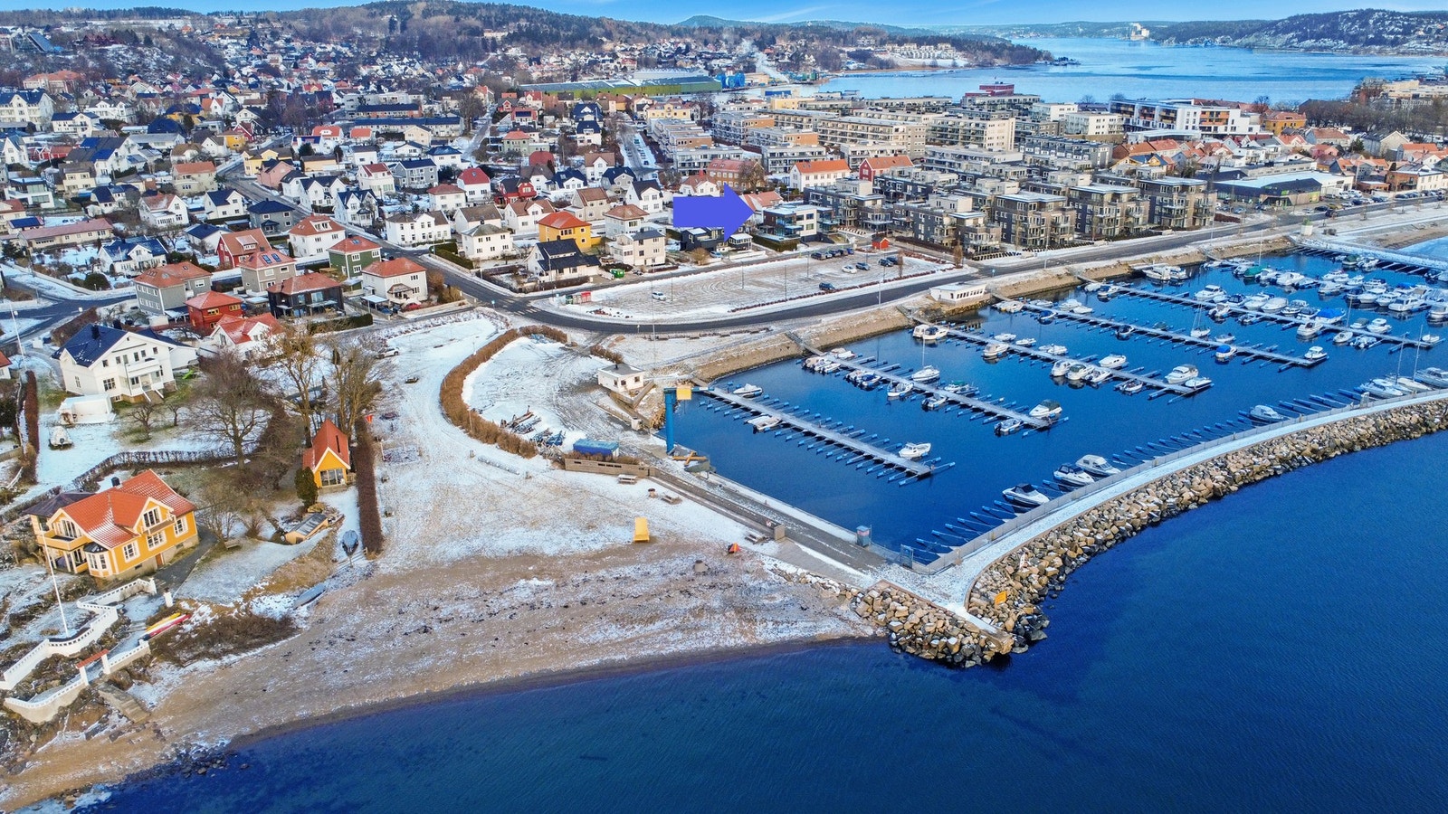 Dronebildet fra sjøsiden gir et flott overblikk over området og viser boligens beliggenhet i et rolig og etablert nabolag. Galleribilde