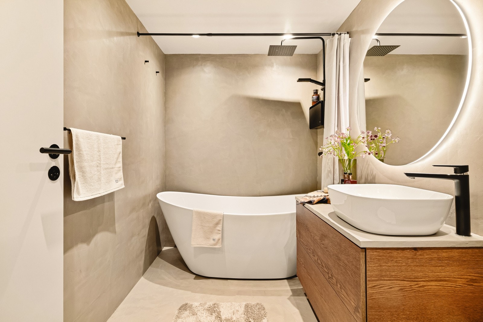 - Stort bad med varmekabler i gulv og downlights i himling med adkomst fra gang. Badet er oppgradert i 2022 med microsement på gulv og vegger - Galleribilde