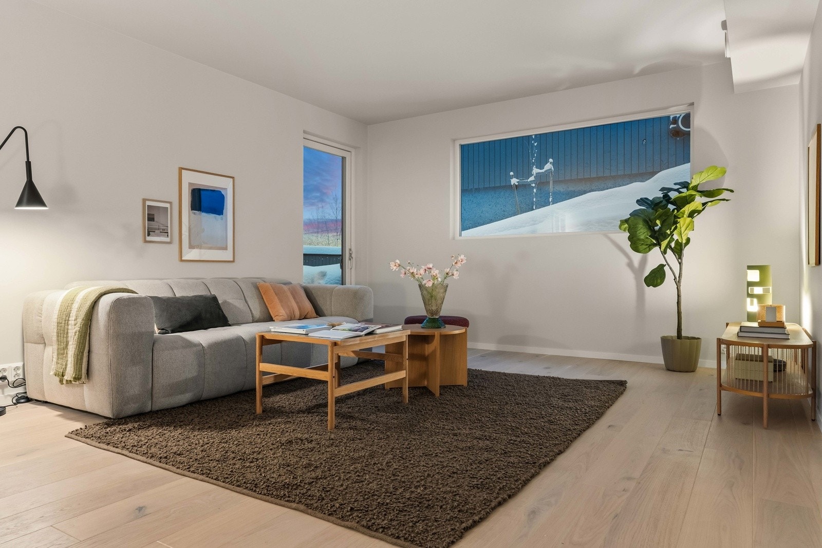 Stuen fremstår romslig og innbydende, med god plass til sittegruppe og en møblering som gir rommet en lun og balansert atmosfære. Galleribilde