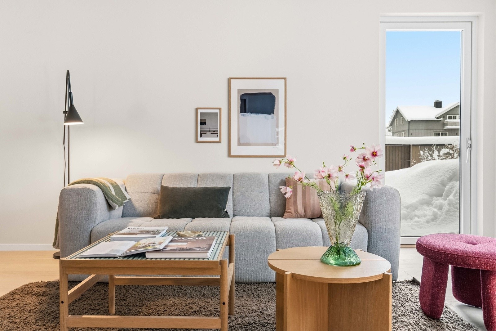 Vindusflatene slipper inn rikelig med dagslys og gir stuen et lyst og åpent preg. Galleribilde