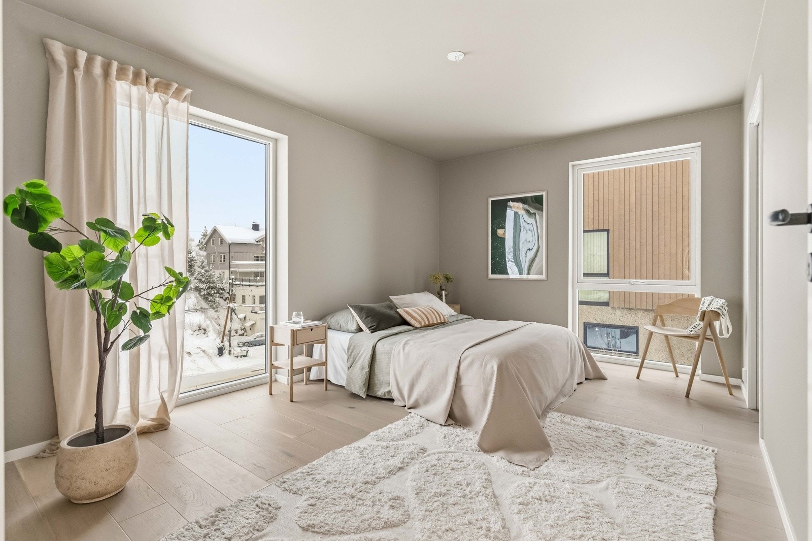 Romslig og delikat hovedsoverom med god plass til dobbeltseng og tilhørende møblering. Store vindusflater gir et behagelig lysinnslipp og en rolig atmosfære. Galleribilde