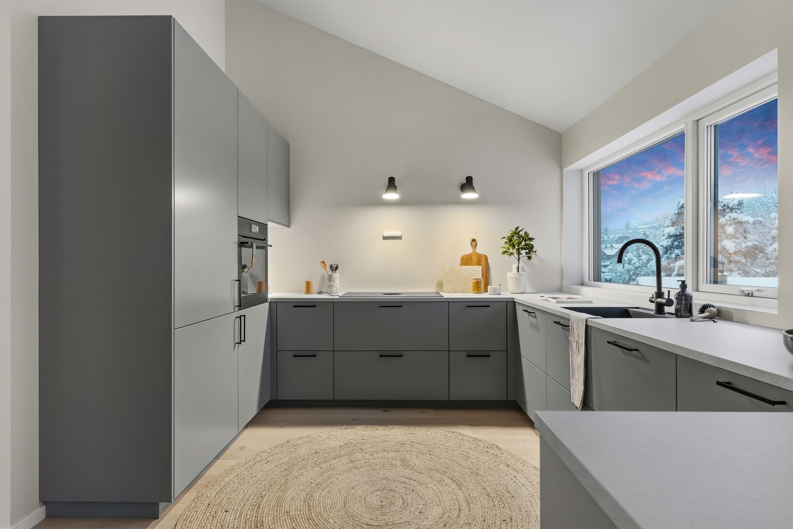 Kjøkkenløsningen har god benkeplass og vindu som gir rikelig med naturlig lys over arbeidsflaten. Galleribilde