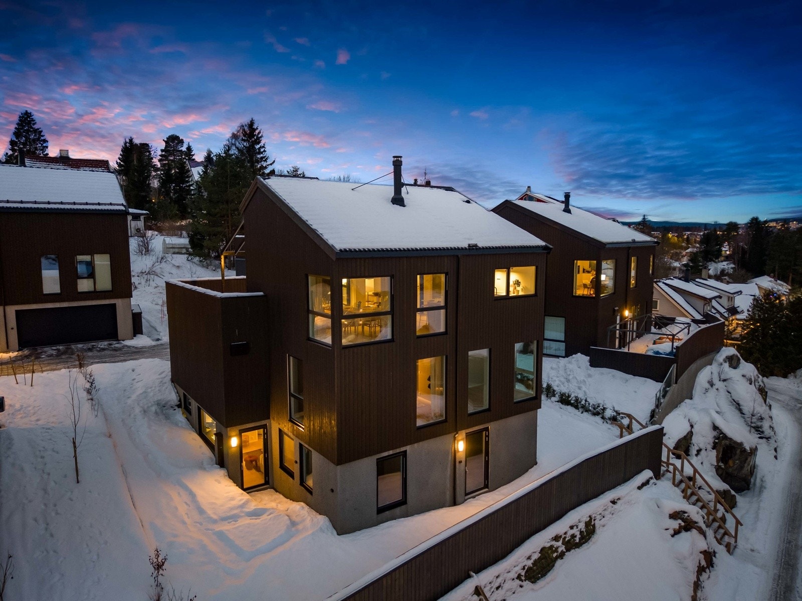 Et moderne og stilrent hjem med gjennomtenkte løsninger og et eksklusivt preg i et rolig boligtun på Fjellhamar. Galleribilde