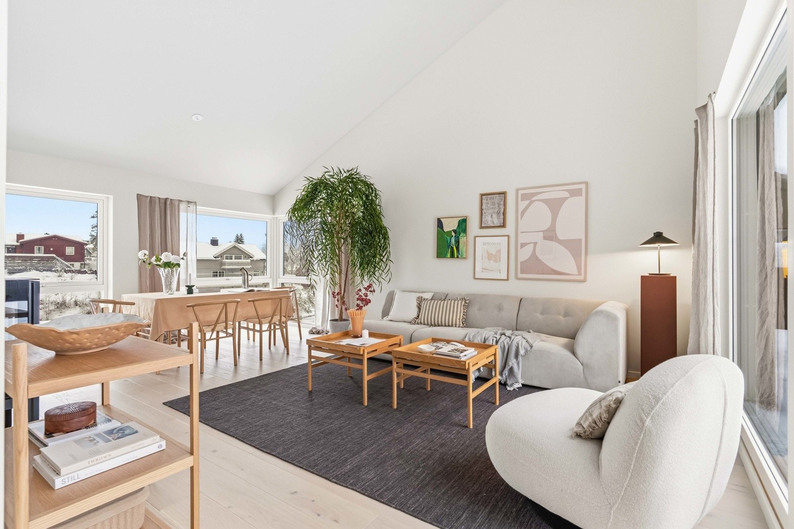 Stuen er malt i lyse fine farger som gjør det enkelt å matche fargevalg på møblene. Galleribilde