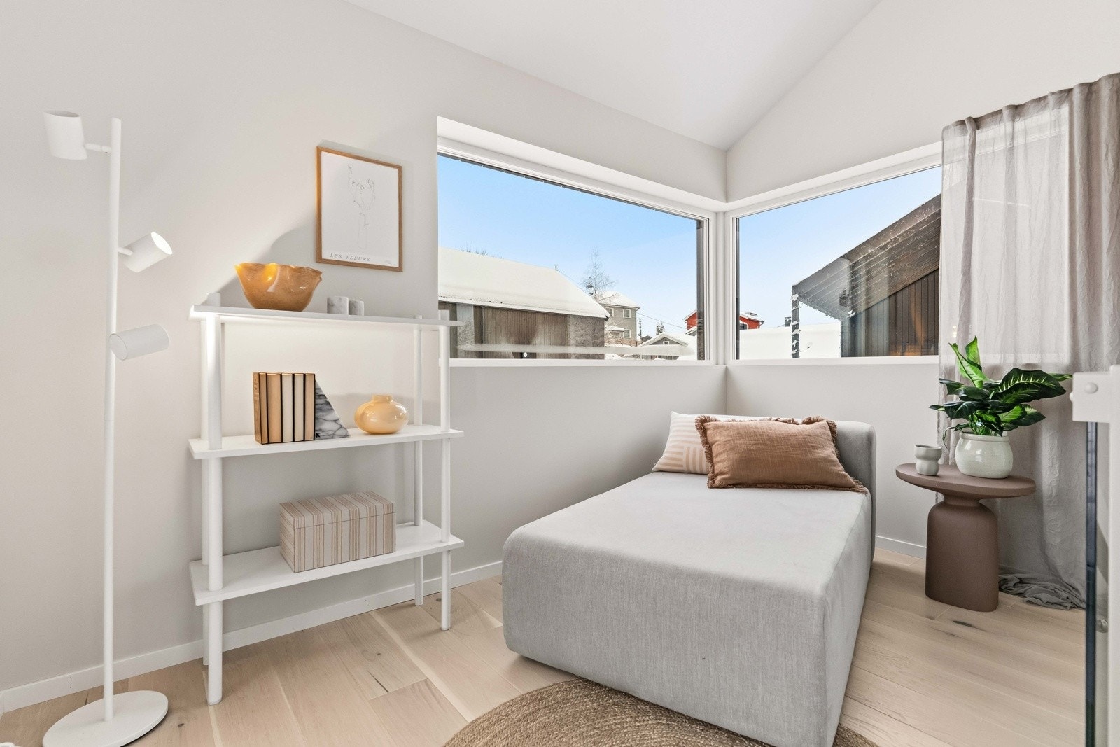 Lys krok med vindu og plass til daybed eller skrivebord, som gir en rolig og avskjermet sone i etasjen. Galleribilde