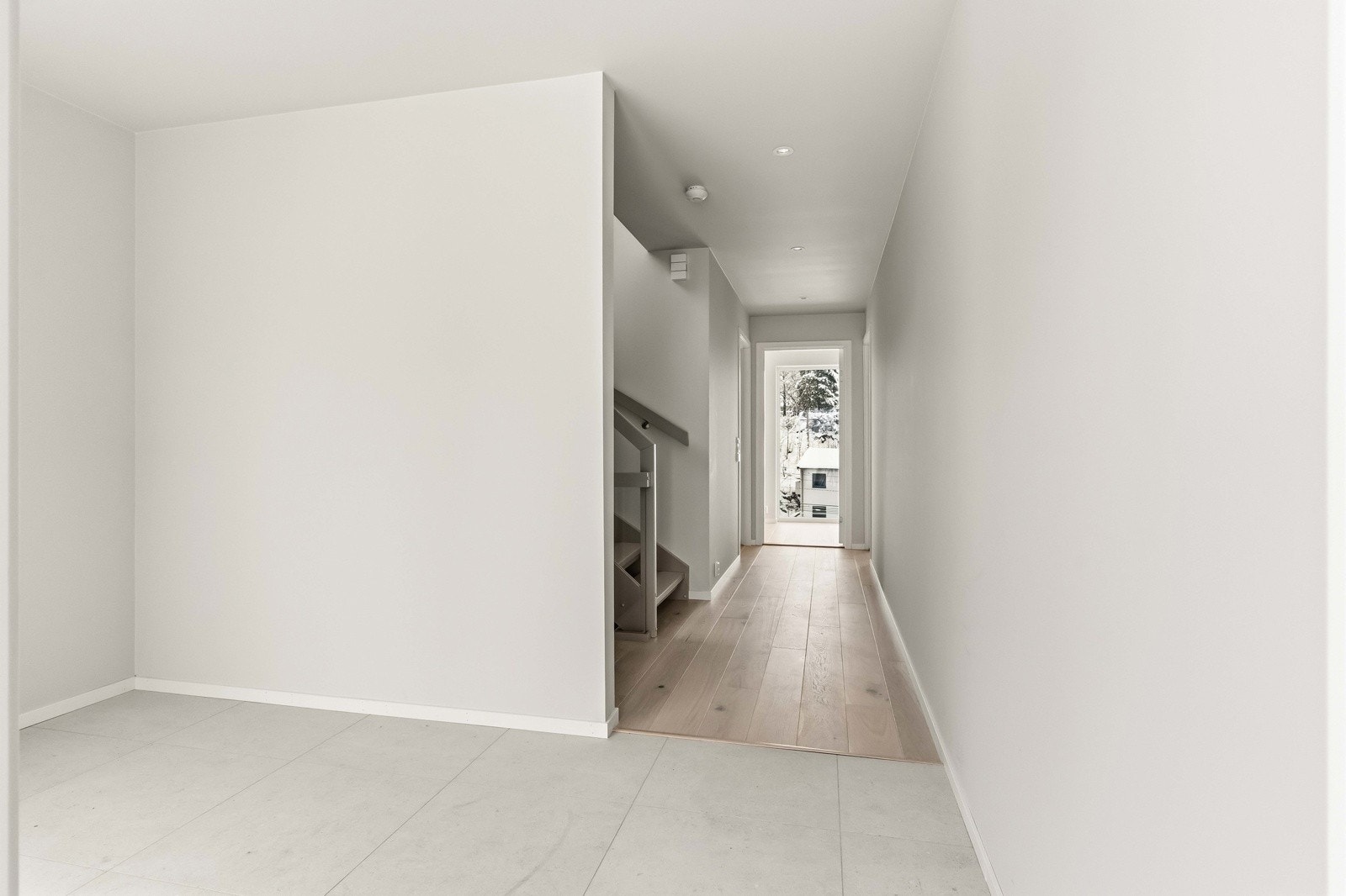 Entréen fremstår romslig med god plass til garderobe. Galleribilde