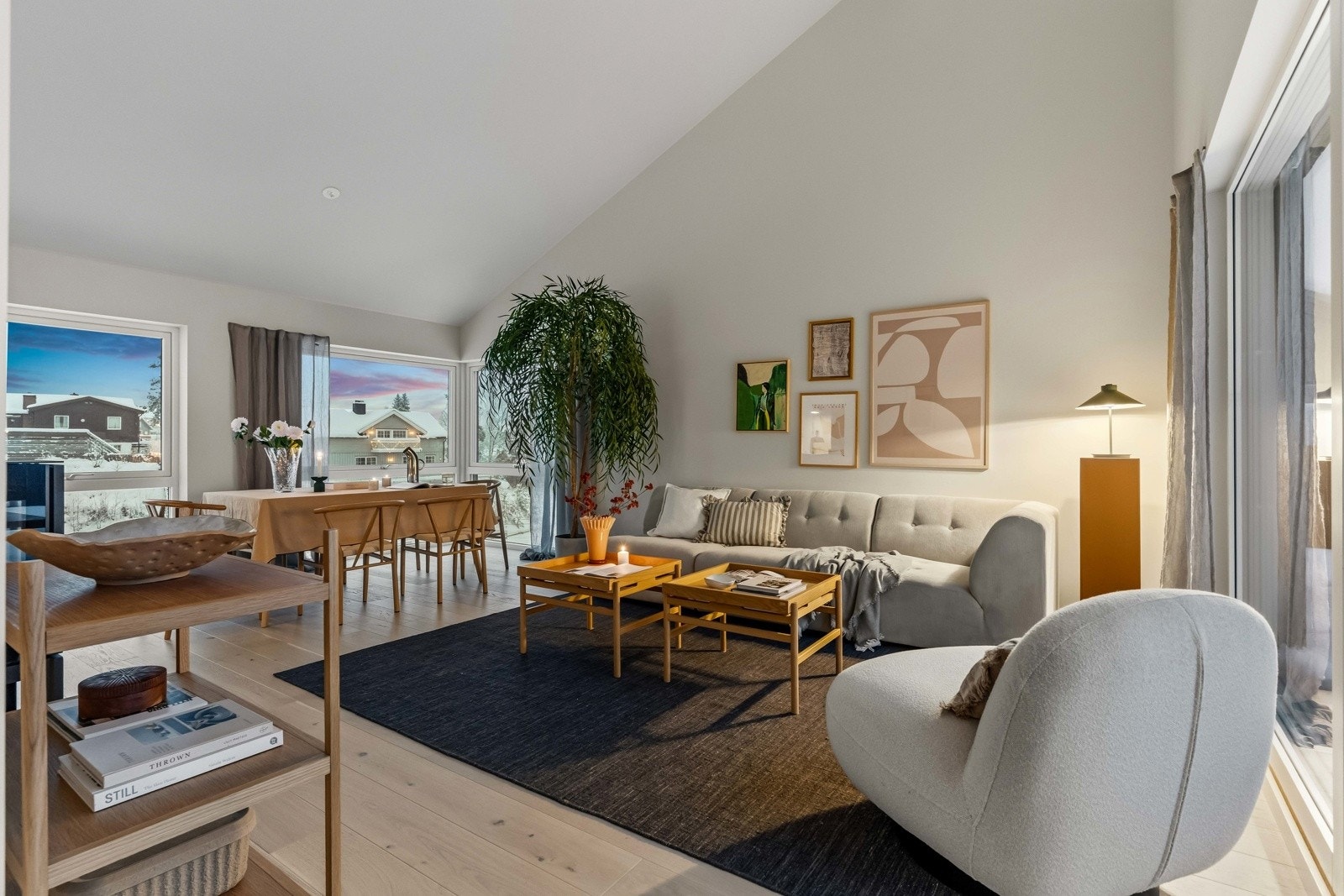 Ny og ubebodd enebolig med tydelig soneinndeling, gode oppholdsarealer og et moderne, helhetlig uttrykk. Galleribilde