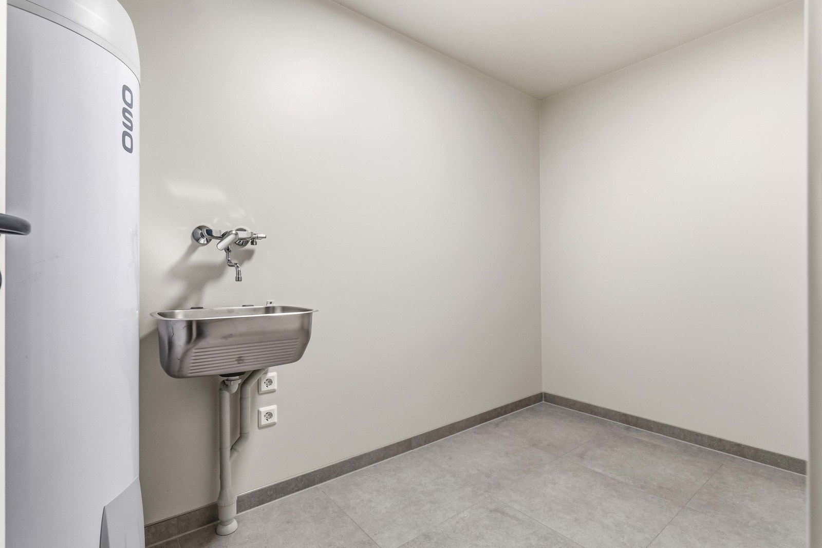 Stort og fint vaskerom med tekniske løsninger. Meget praktisk for familien. Galleribilde