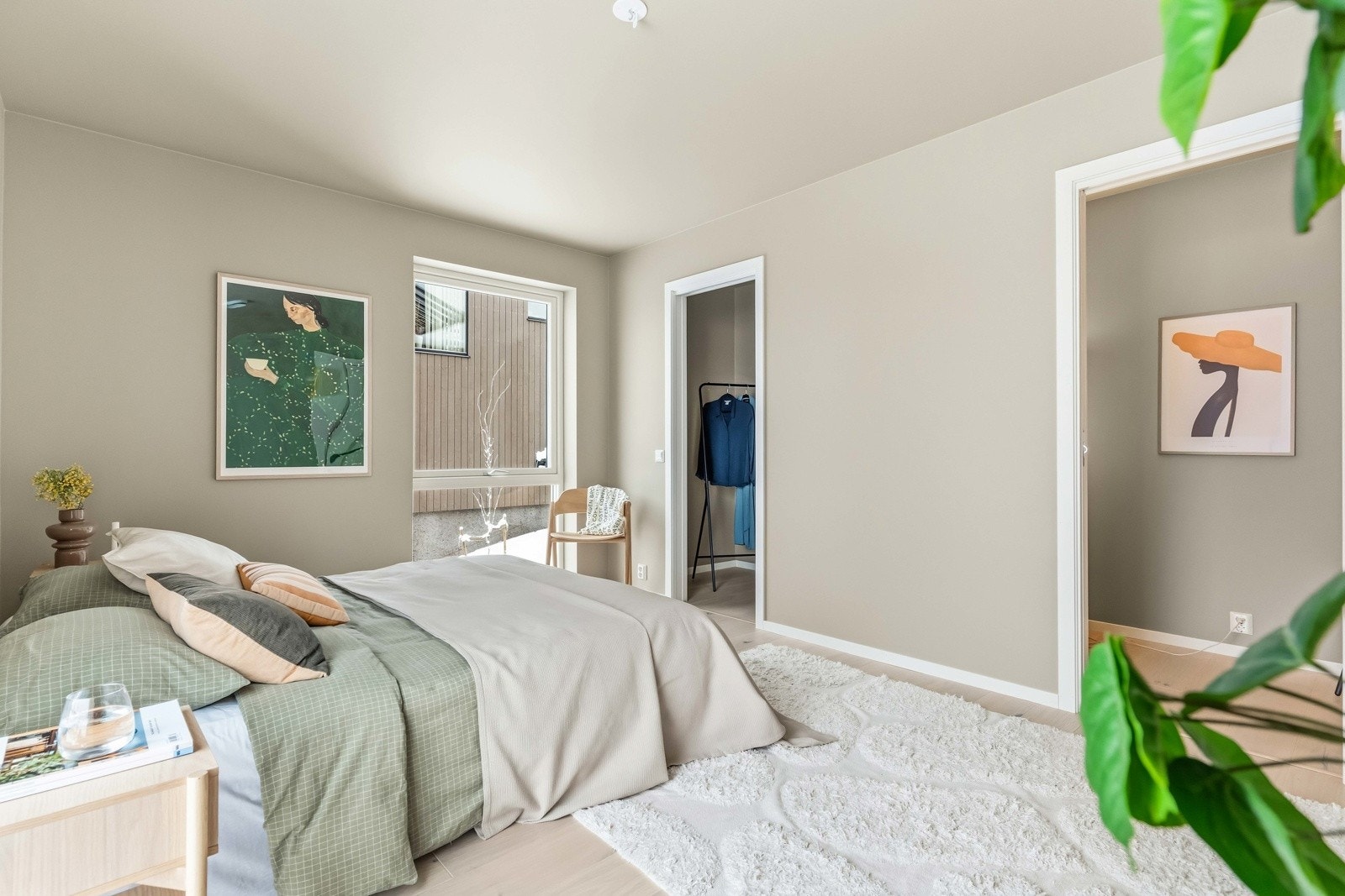 Fra hovedsoverommet er det direkte adkomst til to separate walk-in garderober, som gir rikelig med oppbevaringsplass og en praktisk løsning i hverdagen. Galleribilde