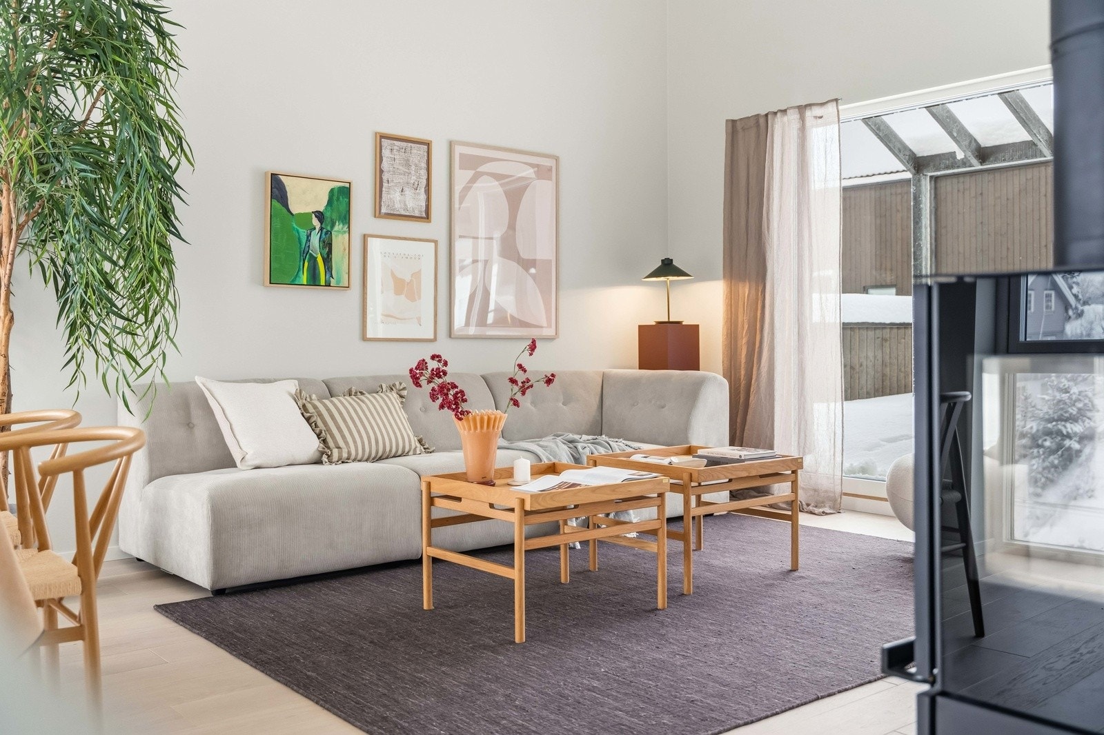 Stuen kan møbleres etter behov og kan by på mange gode løsninger med. Fra stuen er det utgang til takterrassen. Galleribilde