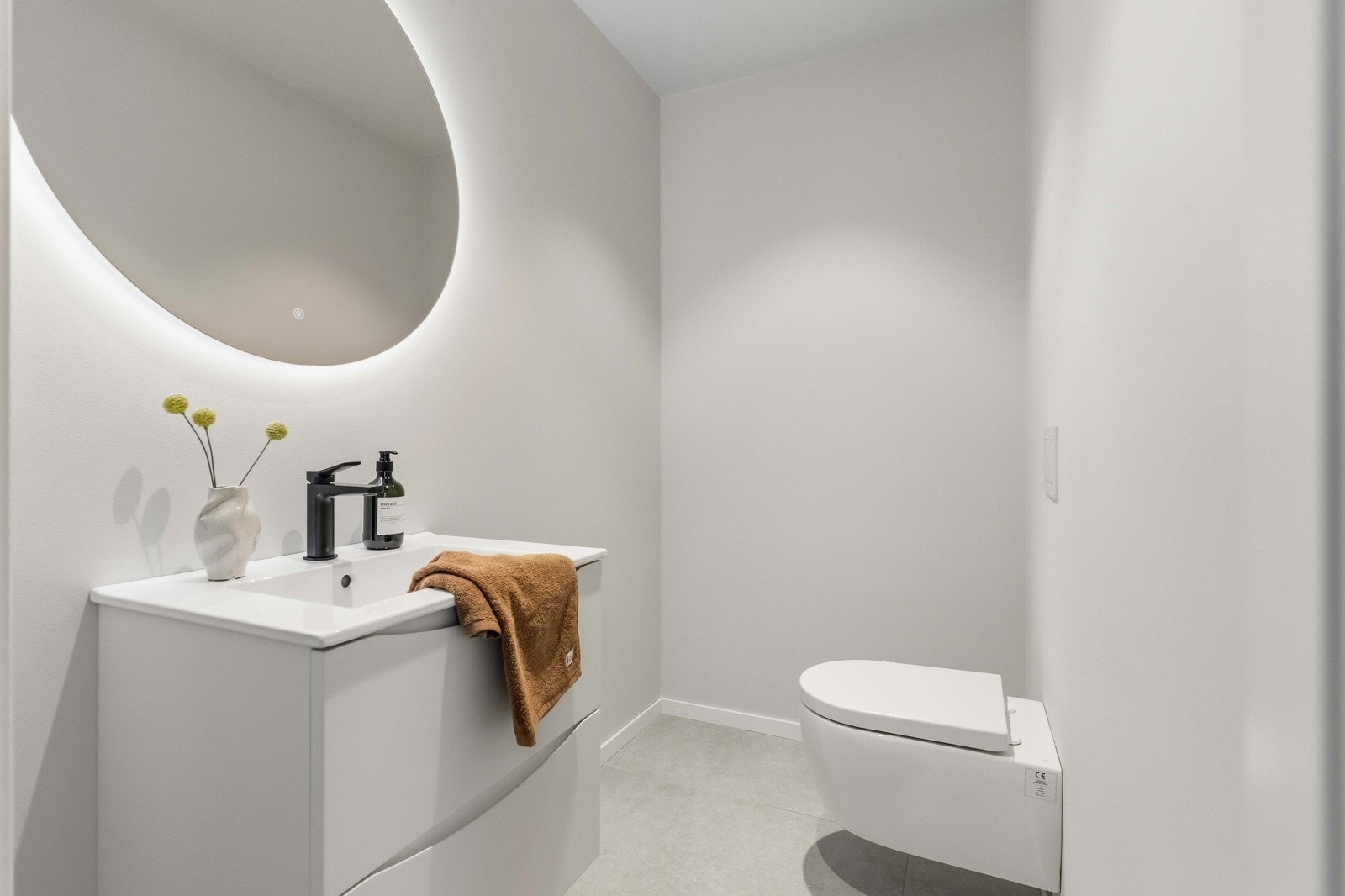 Stilrent toalettrom med servant og gjennomført utforming i boligens 2. etg. Galleribilde