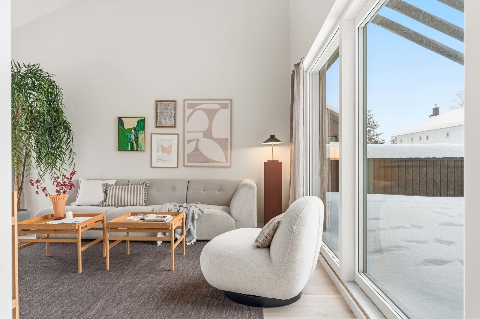 Fra stuen er det store glassflater og utgang til terrassen, noe som gir rikelig med dagslys og god flyt mellom inne- og uterom. Galleribilde