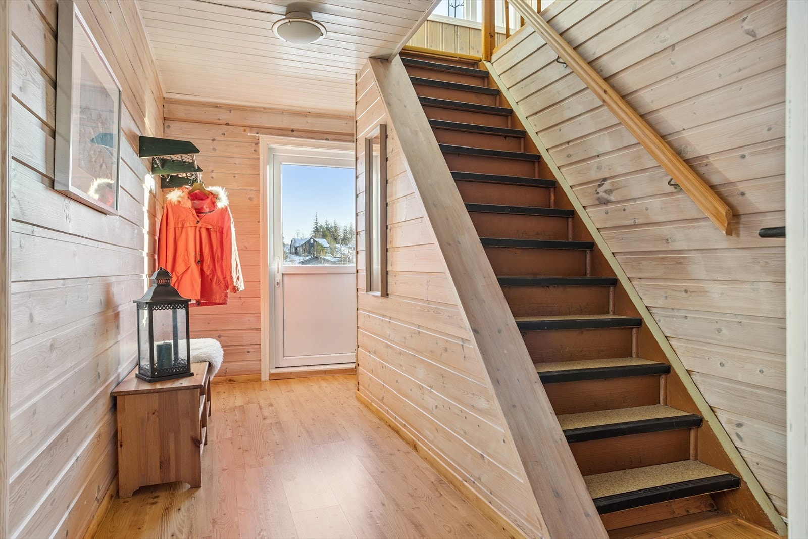 - Kjelleretasjen inneholder entré, gang, soverom, bad og teknisk rom - Galleribilde