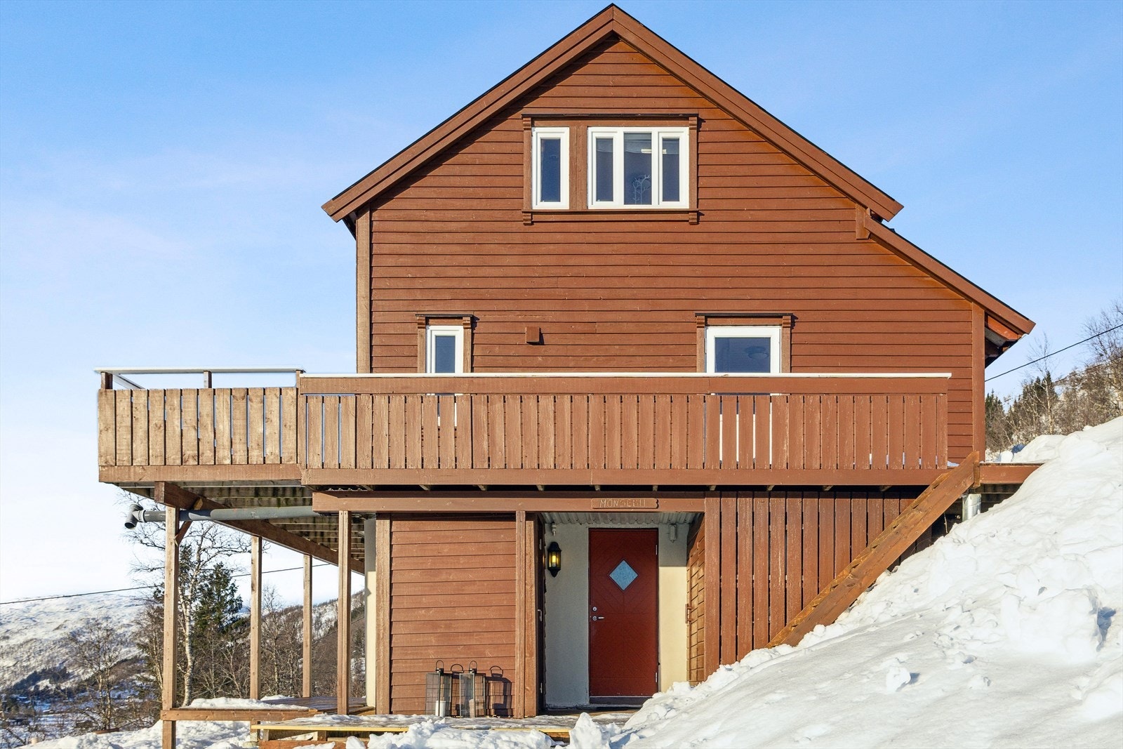 - Hytten fremstår godt vedlikehold med diverse moderniseringer opp gjennom årene, bla. ny kledning, vinduer og altandører fra 2015 - Galleribilde