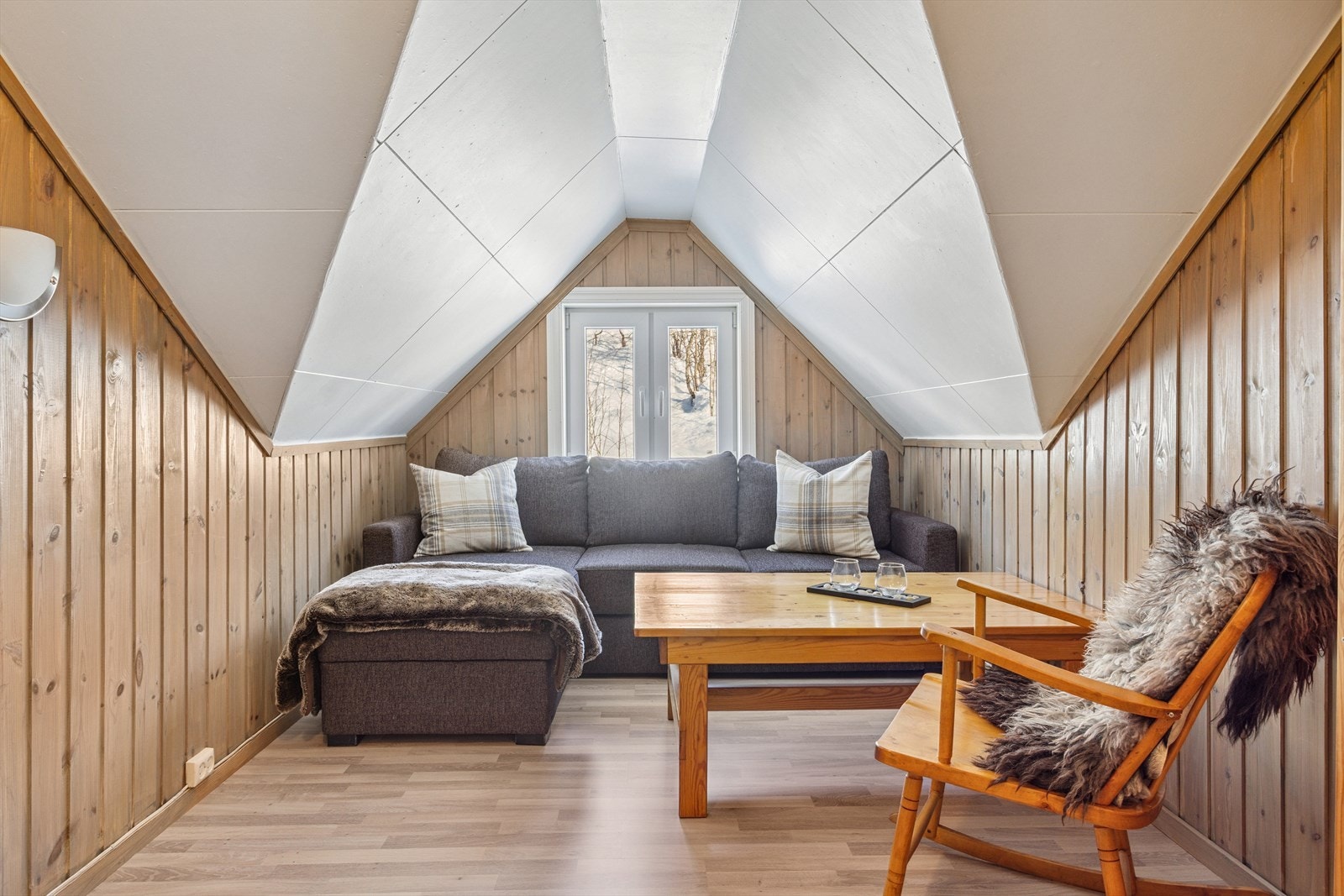 - I 2. etasje finner vi loftstue samt flere soverom med plass til hele familien - Galleribilde