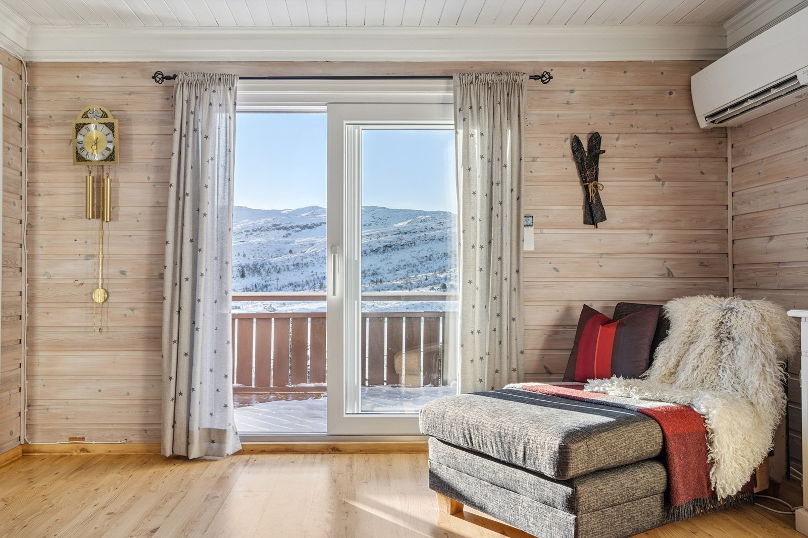 - 1. etasje inneholder stue, kjøkken, bad, toalettrom, gang og hall m/trapp - Galleribilde