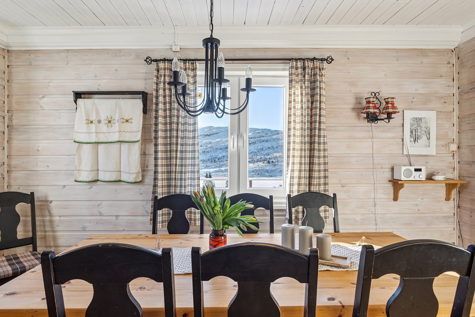 - God plass til et romslig spisebord hvor utsikten kan nytes direkte fra middagsbordet - Galleribilde
