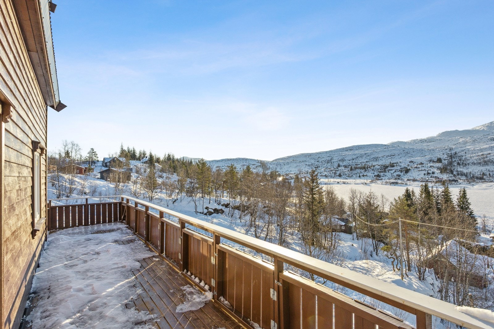 - Med terrasseareal rundt to av hyttens sider kan du enkelt forflytte deg etter solen - Galleribilde