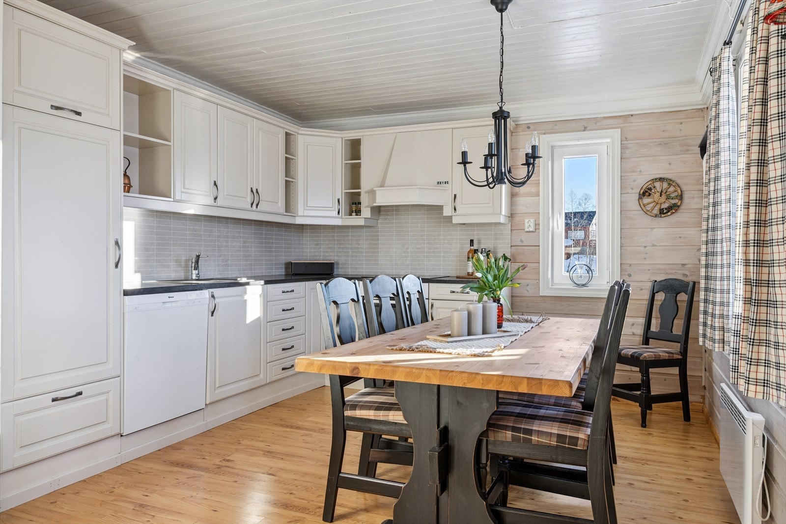 - Romslig kjøkken (nytt i 2017) med tidløs innredning og medfølgende hvitevarer - Galleribilde