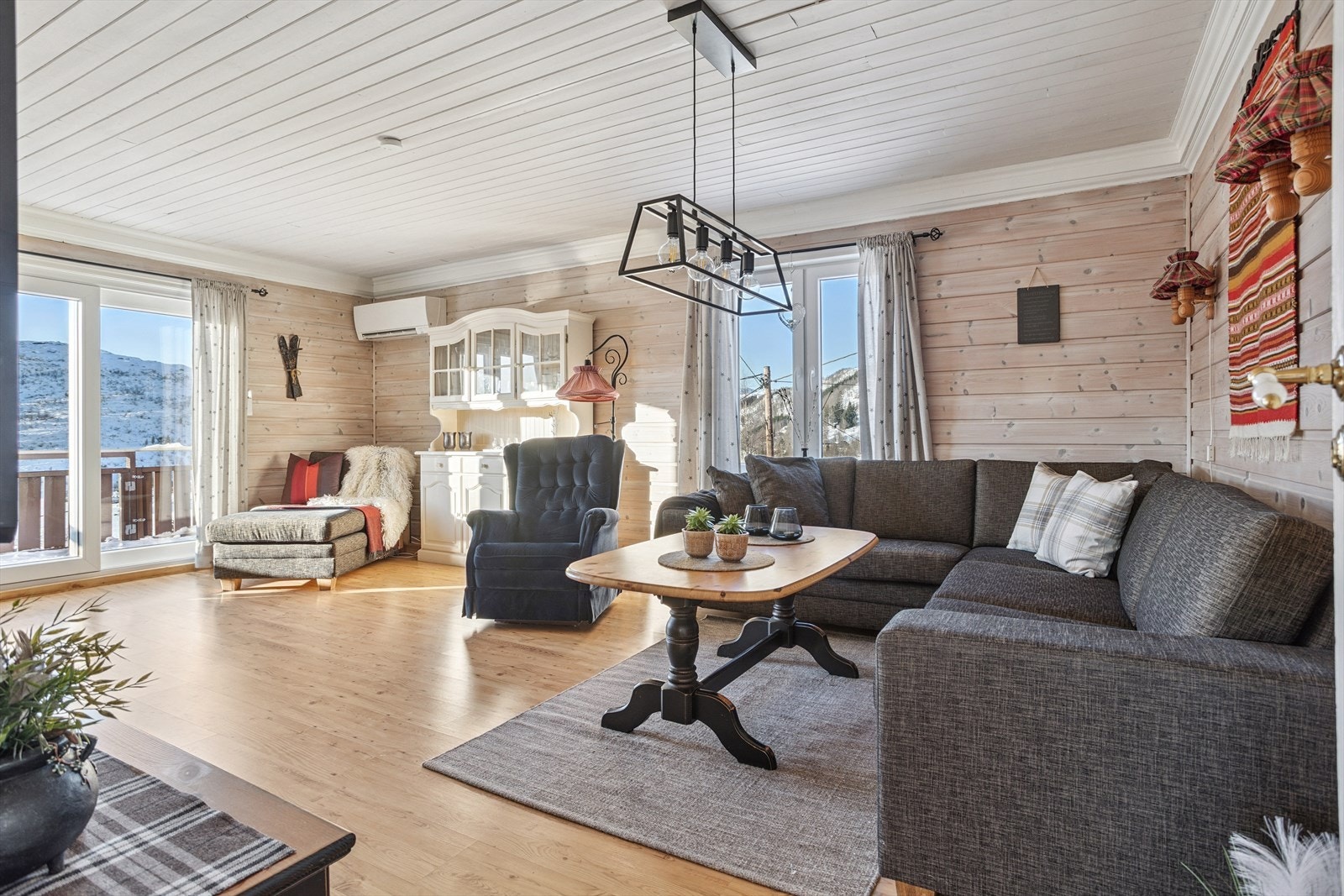 - Hytten har et BRA-i på 129m² fordelt over 3 plan, med en praktisk og familievennlig planløsning - Galleribilde