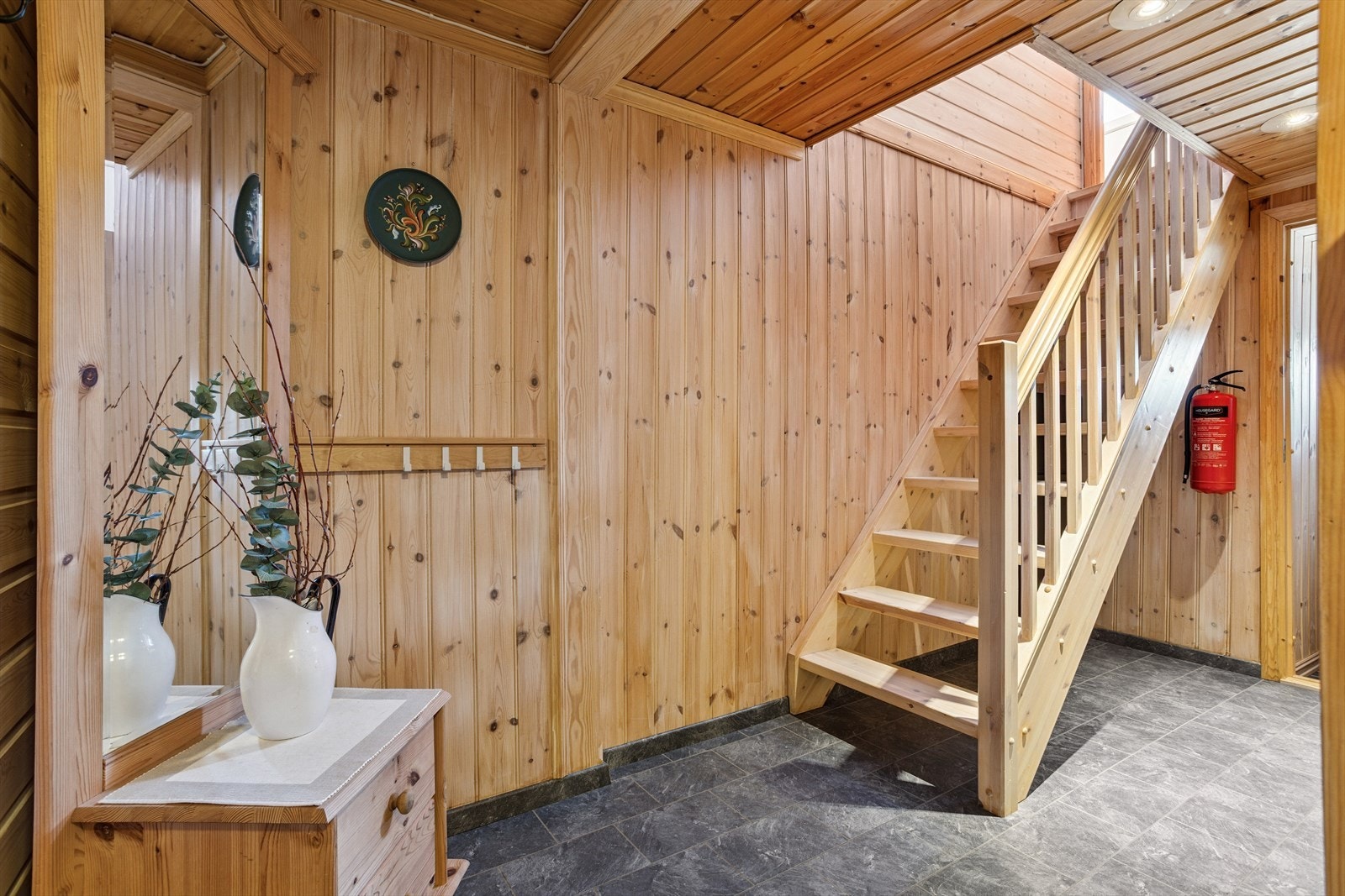 - Romslig gang med god plass til ønsket oppbevaringsløsning - Galleribilde