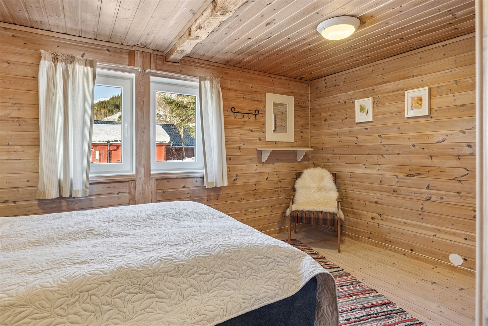 - Soverommet er byggemeldt som to separate soverom, og kan enkelt tilbakeføres ved behov for et ekstra soverom - Galleribilde