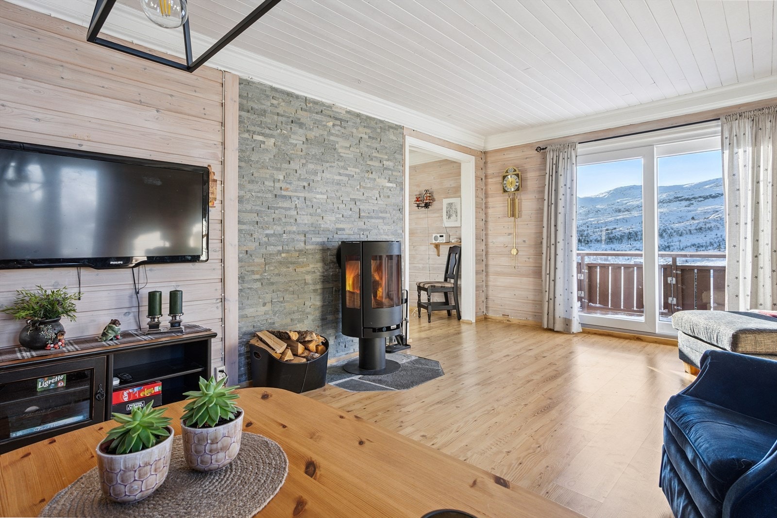 - Med både peisovn fra 2017 og varmepumpe fra 2020 kan familien nyte en behagelig innetemperatur året rundt - Galleribilde