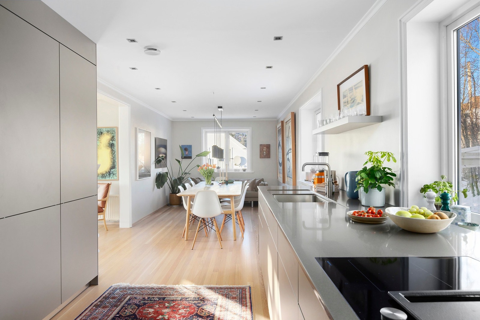 Flott kjøkkeninnredning fra Bulthaup. Kjøleskap, komfyr, kombidampovn, benkeventilator og platetopp med mekanisk avtrekk fra Gaggenau. Integrert Quooker kokevann. Galleribilde