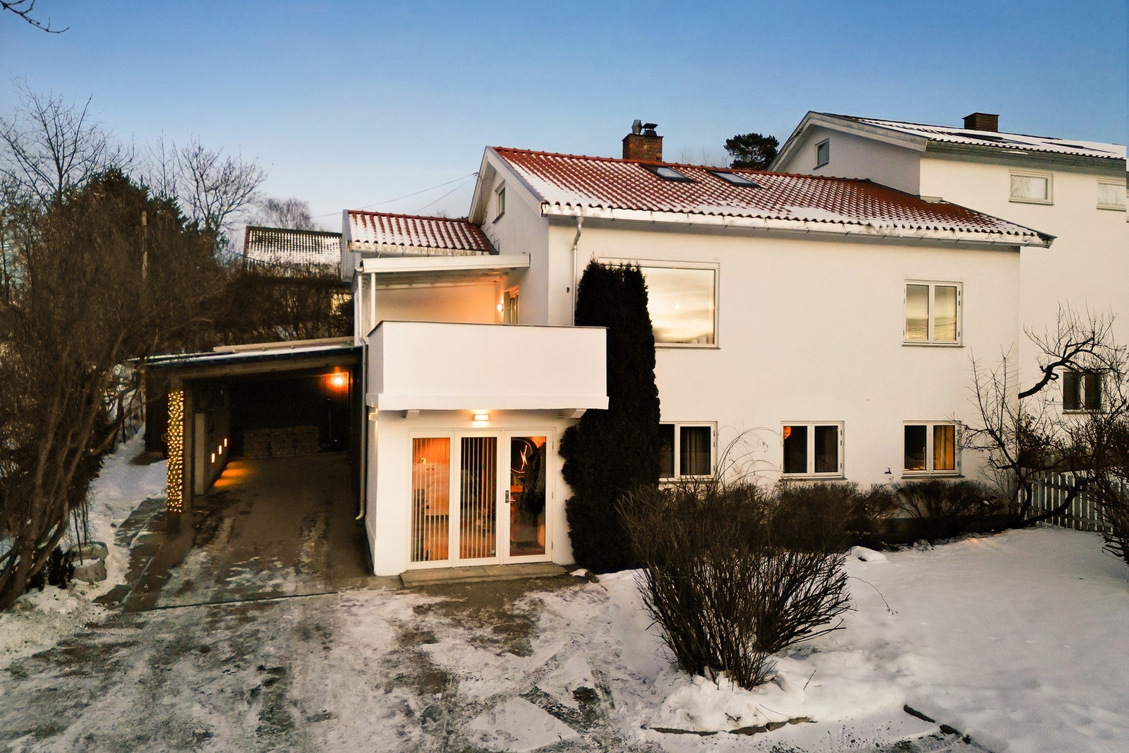 Fasade kveldstid. Galleribilde