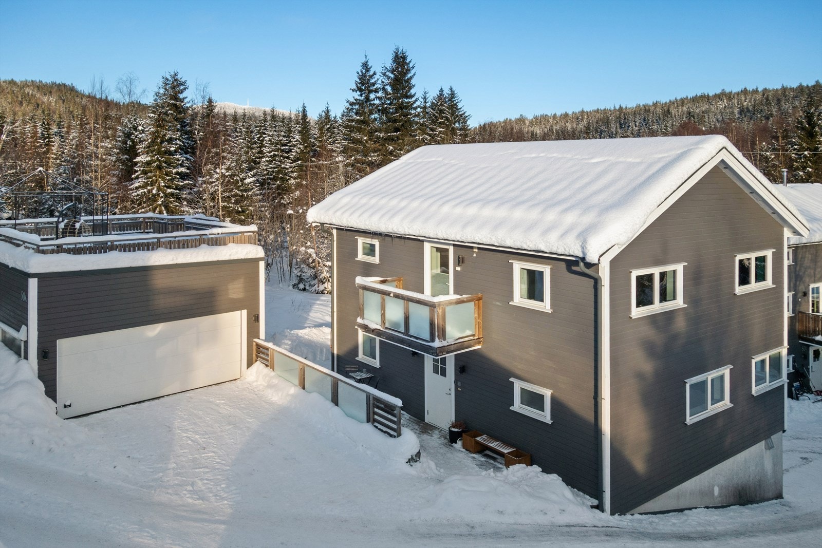 DNB Eiendon v/ Lena Eriksson presenterer enebolig med sokkelleilighet. Boligen var nybygget i 2017. Det er stor dobbelgarasje med elektrisk portåpner. Galleribilde